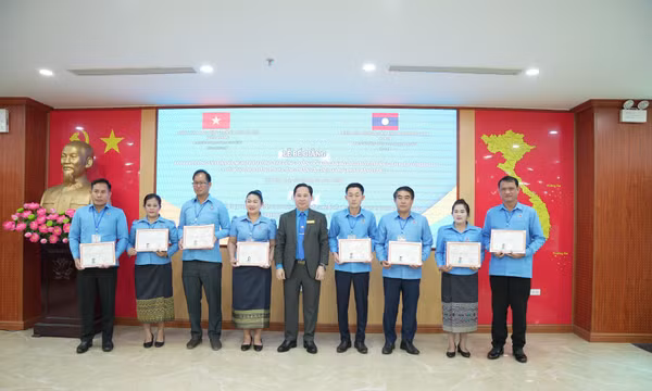 Trao bằng cho các học viên.