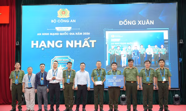 Trao giải hạng Nhất cho đội Đồng Xuân trong chương trình Diễn tập an ninh mạng quốc gia 2026.