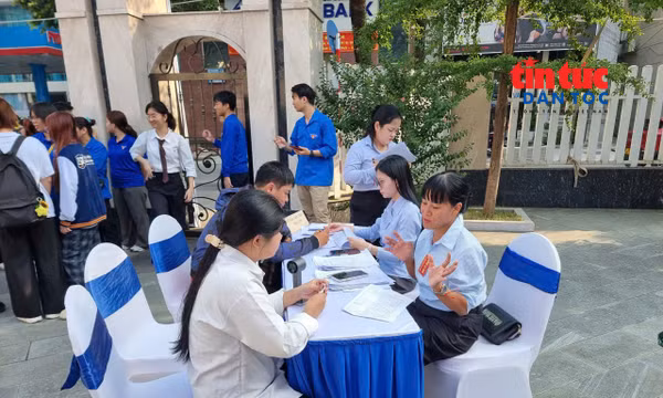 Người lao động tham gia một phiên giao dịch việc làm.