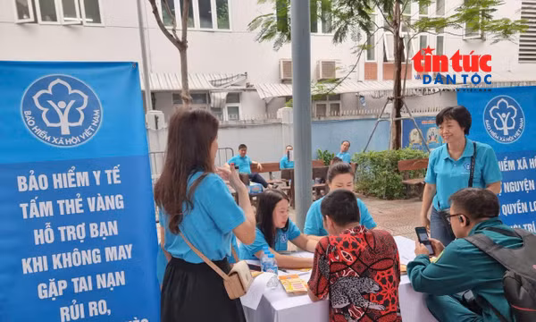 Tư vấn người lao động tham gia BHXH, có lương hưu khi về già. Ảnh: XC