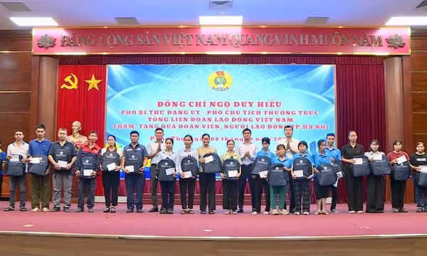 Trao tặng quà cho người lao động có hoàn cảnh khó khăn tại Hà Nội
