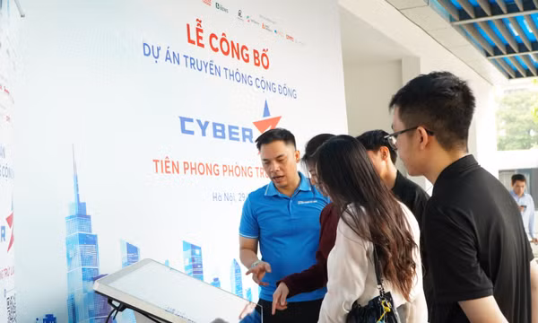 Sinh viên, thanh niên quét mã QR trải nghiệm chương trình.