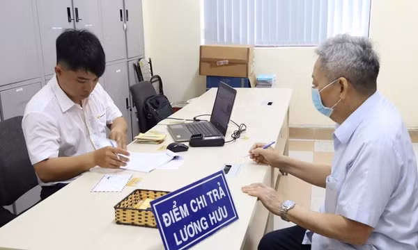 Chi trả lương hưu, trợ cấp cho người hưởng.