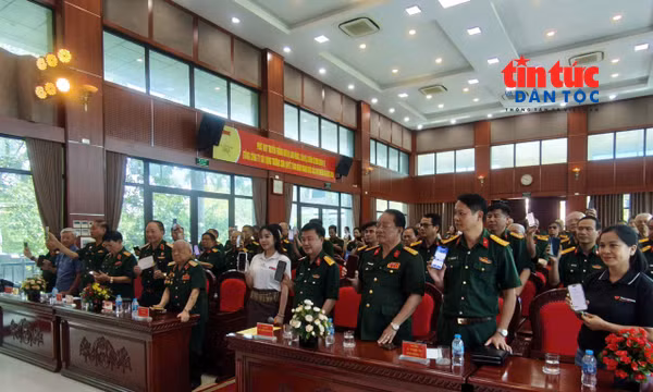 Các đại biểu nhắn tin chuyển khoản ủng hộ chương trình tri ấn chiến sĩ Trường Sơn năm 2026.