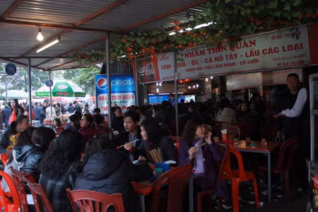 Chen chân lễ Phủ Tây Hồ ảnh 2