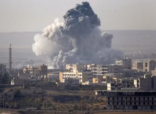 Lính Kurd hạ cờ đen IS trên ngọn đồi tại Kobane ảnh 2