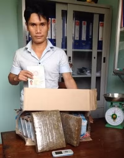 Phát hiện cần sa khô giấu trong xe nhập cảnh Việt Nam ảnh 1