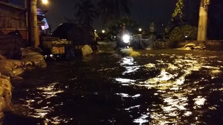 Mưa lớn, triều cường, đường phố Sài Gòn thành sông ảnh 2