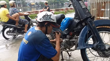 Người Sài Gòn xoay xở với triều cường dâng cao ảnh 5