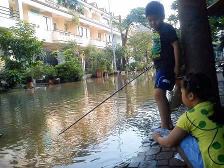 Người Sài Gòn xoay xở với triều cường dâng cao ảnh 9