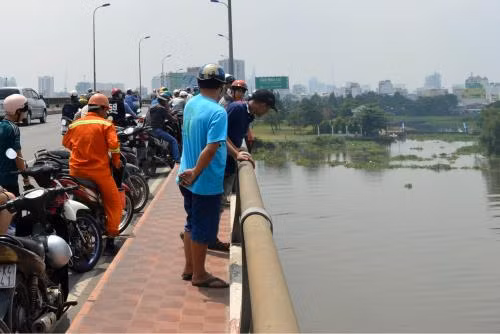 Hai người đàn ông nhảy cầu Bình Triệu tự tử ảnh 1