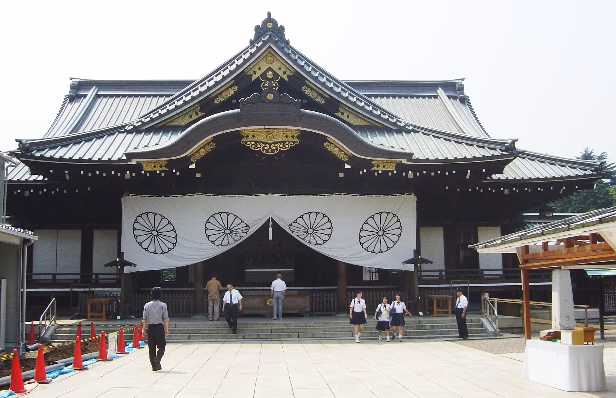 Thủ tướng Nhật Bản gửi đồ lễ tới đền Yasukuni ảnh 1