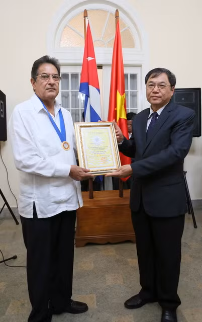 Trao danh hiệu Công dân danh dự Hà Nội cho nguyên Đại sứ Cuba tại Việt Nam ảnh 1