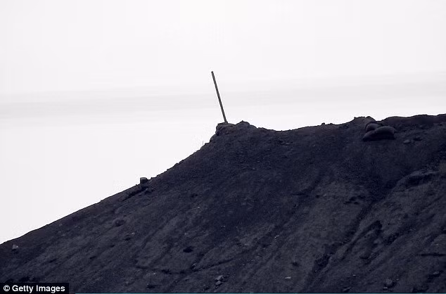 Lính Kurd hạ cờ đen IS trên ngọn đồi tại Kobane ảnh 1