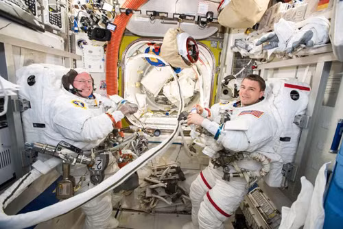 Hai nhà du hành Mỹ ra ngoài không gian sửa chữa ISS ảnh 1