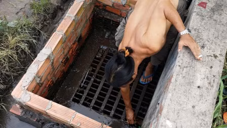 Mưa lớn, triều cường, đường phố Sài Gòn thành sông ảnh 6