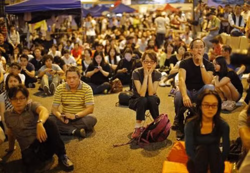 Hàng nghìn người biểu tình Hong Kong lại ùa ra đường ảnh 10