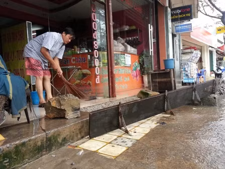 Mưa lớn, triều cường, đường phố Sài Gòn thành sông ảnh 5