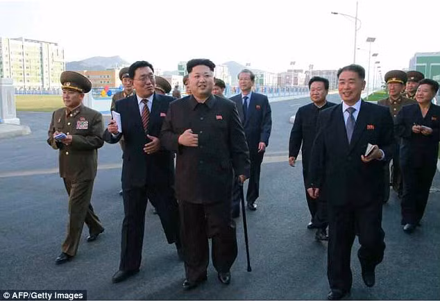 Ông Kim Jong Un tái xuất sau hơn 1 tháng ảnh 2