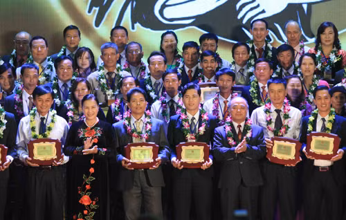 Tôn vinh 63 nông dân xuất sắc năm 2014 ảnh 1