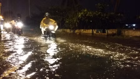Mưa lớn, triều cường, đường phố Sài Gòn thành sông ảnh 1