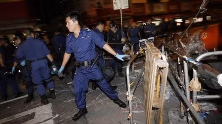 Cảnh sát Hong Kong giải tán khu biểu tình ở Mong Kok ảnh 1