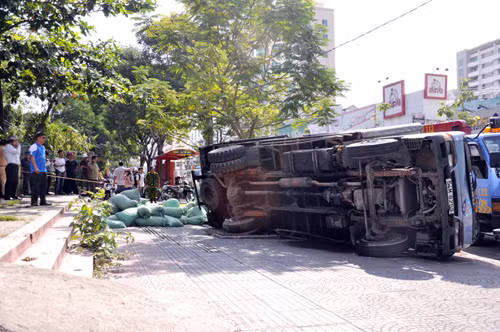 Xe chở đá đè chết người trên vỉa hè ảnh 1