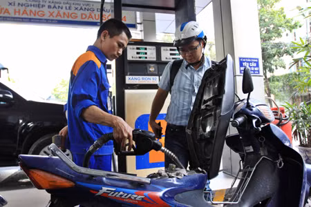 Xăng giảm giá mạnh 670 đồng/lít ảnh 1