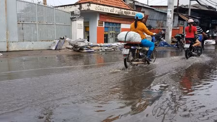 Mưa lớn, triều cường, đường phố Sài Gòn thành sông ảnh 4