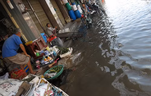 Triều cường biến chợ Bình Dương thành 'bể nước' ảnh 3