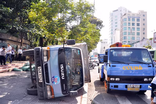 Xe chở đá đè chết người trên vỉa hè ảnh 2