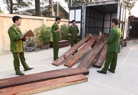 Nóng bỏng cuộc chiến chống buôn lậu ảnh 1