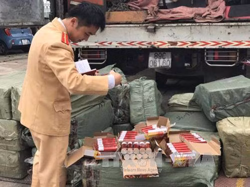 Bắt giữ xe ô tô vận chuyển 7.200 quả pháo ảnh 1