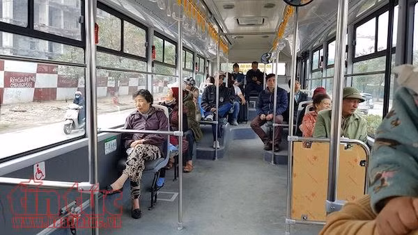 Khi đi xe khách, ngồi vị trí nào an toàn nhất? ảnh 1