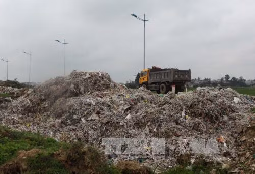 Chưa xử lý triệt để việc đổ trộm rác thải trên đại lộ Nam sông Mã ảnh 2
