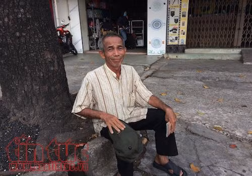 Cụ ông nức nở vì bị cướp hơn 100 tờ vé số ảnh 1