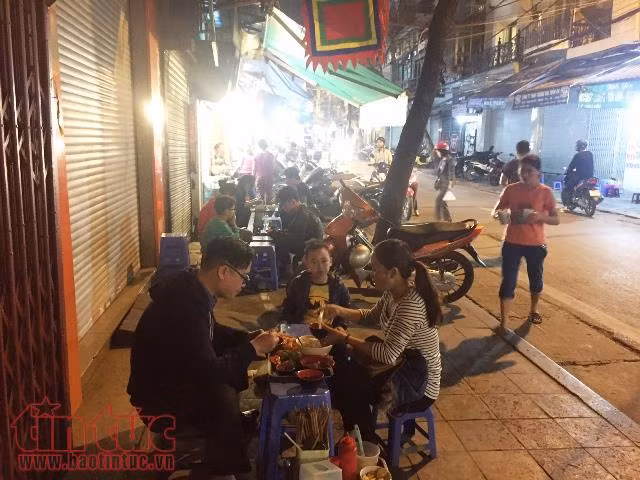 Lập lại trật tự vỉa hè, tiểu thương vắt óc 'tính kế' thích nghi ảnh 2