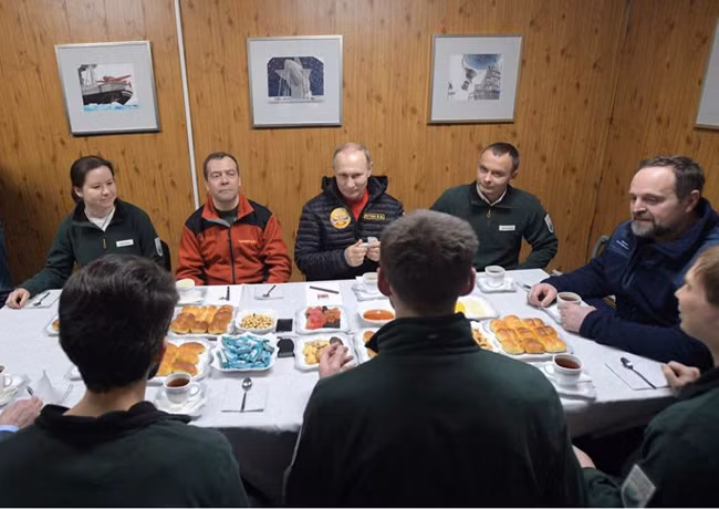 Ông Putin thăm Bắc Cực, tận tay khoan cắt băng ảnh 7