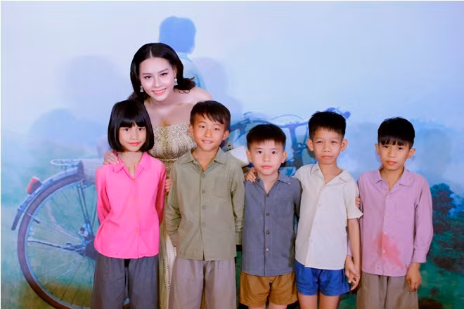 Xuân Bắc cười tít mắt bên cạnh Hoa hậu biển Thuỳ Trang ảnh 2