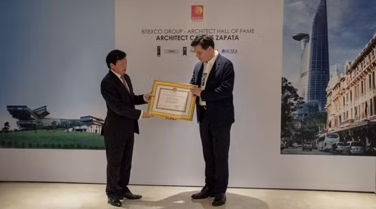 Trao giấy chứng nhận “Bitexco Group – Architect Hall of Fame” cho KTS Carlos Zapata ảnh 1