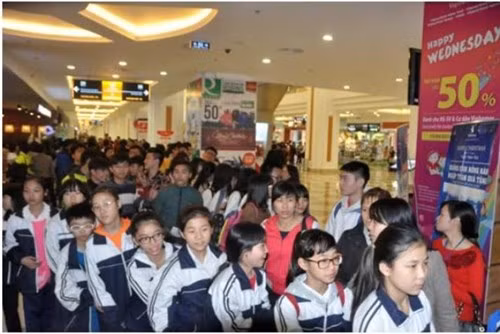 "Nóng” giải bơi giữa mùa đông tại Vinpearl Land Royal City ảnh 2