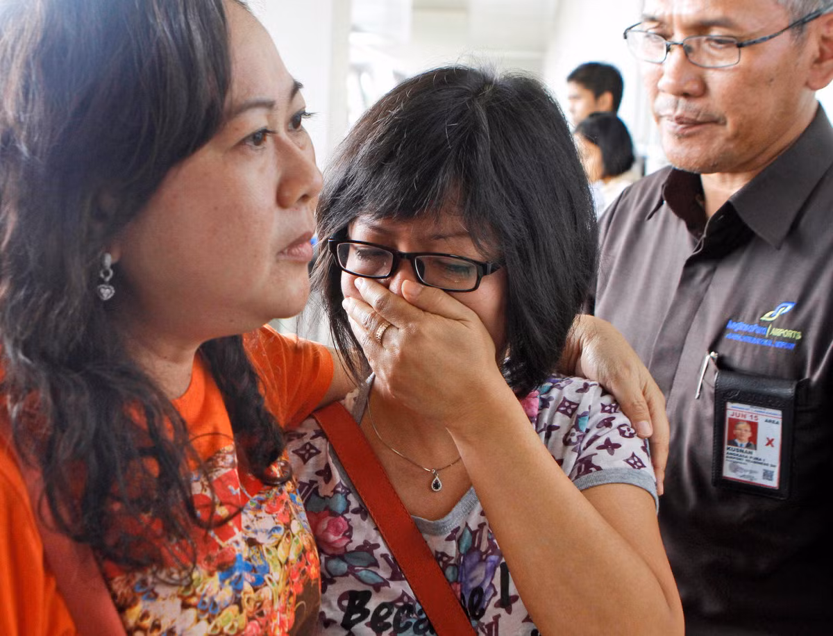 Thân nhân hành khách máy bay AirAsia thất thần chờ tin ảnh 6