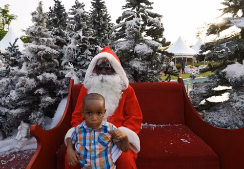 Những ông già Noel 'lạ' khắp nơi trên thế giới ảnh 14