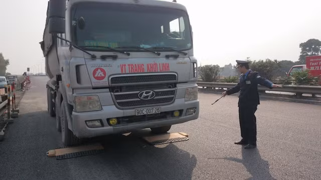 Bắt tại chỗ xe quá tải chở vật liệu thi công dự án Pháp Vân – Cầu Giẽ ảnh 2