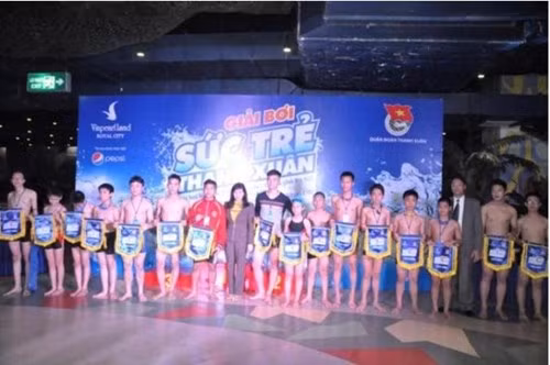 "Nóng” giải bơi giữa mùa đông tại Vinpearl Land Royal City ảnh 1