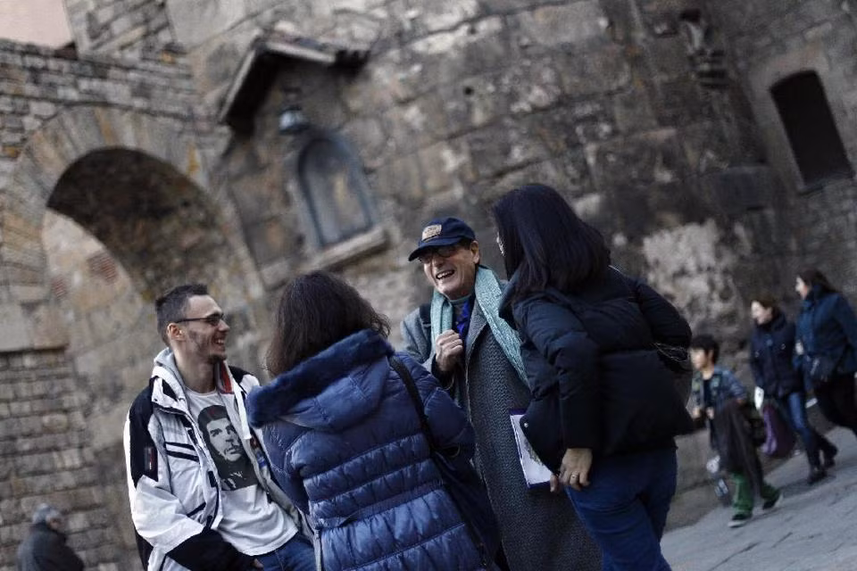 Một Barcelona khác lạ với 'tour guide' vô gia cư ảnh 1