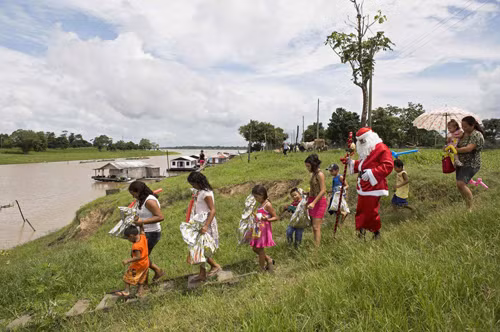 Những ông già Noel 'lạ' khắp nơi trên thế giới ảnh 11