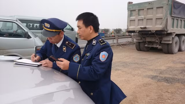 Bắt tại chỗ xe quá tải chở vật liệu thi công dự án Pháp Vân – Cầu Giẽ ảnh 3