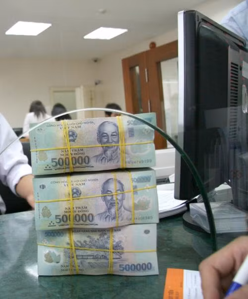 Ngân hàng tiếp tục hạ lãi suất huy động cuối năm ảnh 1