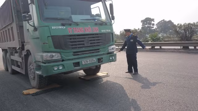 Bắt tại chỗ xe quá tải chở vật liệu thi công dự án Pháp Vân – Cầu Giẽ ảnh 1
